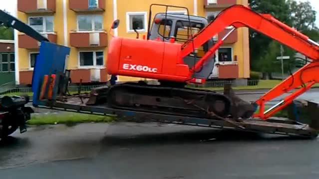 卡车要运载挖掘机，用拉就行，这也太方便了吧