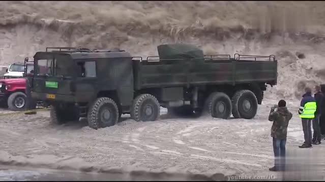 军用卡车有多厉害，一脚油门下去眼见为实！