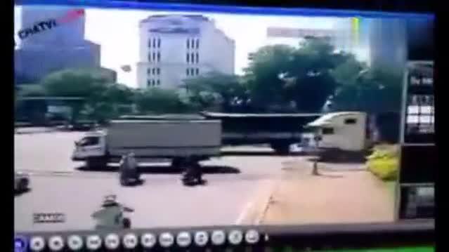 实拍超恐怖一幕重型卡车撞入人群瞬间成肉饼