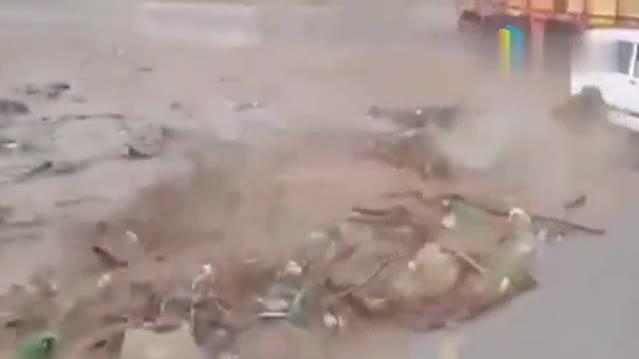 生死时速！洪水袭来瞬间，小车夺路狂奔大卡车悲剧了