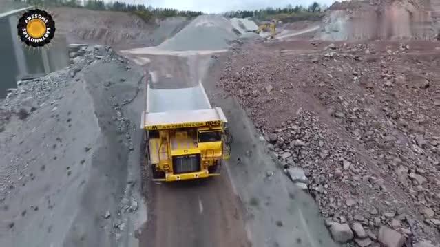 实拍：正铲挖掘机给矿用卡车装石头