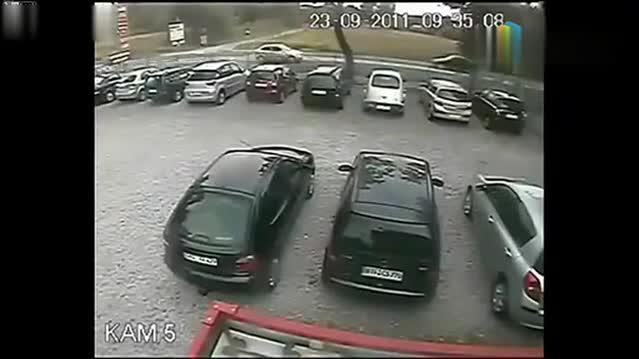 实拍大卡车瞬间挤扁3辆小汽车