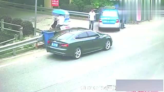 奥迪女司机行驶中紧跟出租车，猛烈顶飞出租车