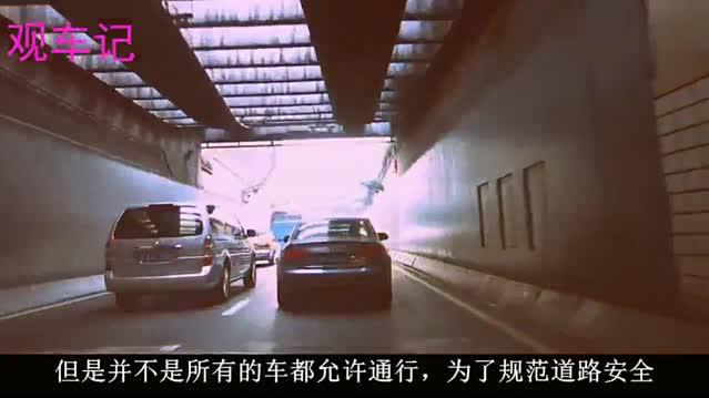 重型卡车超载巨大的圆桶，跑第一趟就把桥给撞断，网友自作孽！