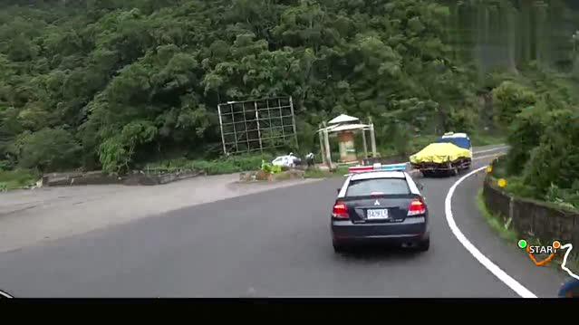 两辆卡车在乡间开斗气车，还好视频车反应快，记录仪拍下惊险过程