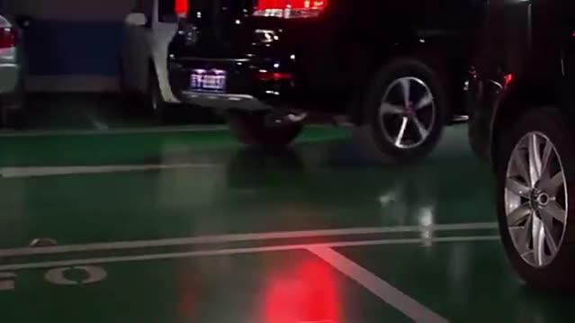 被开跑车的小魔女抢了车位，这一声老公叫的我是起了一身鸡皮疙瘩