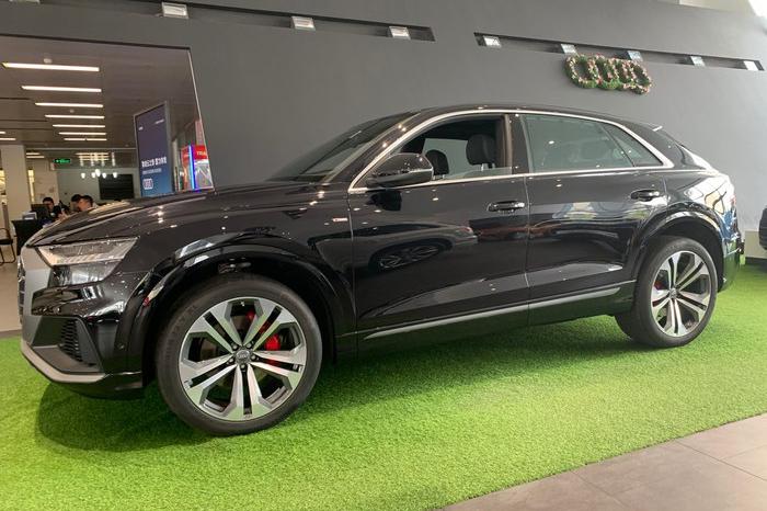 奥迪Q8到店实拍！搭3.0T引擎/预售77万起，您选它还是宝马X6？