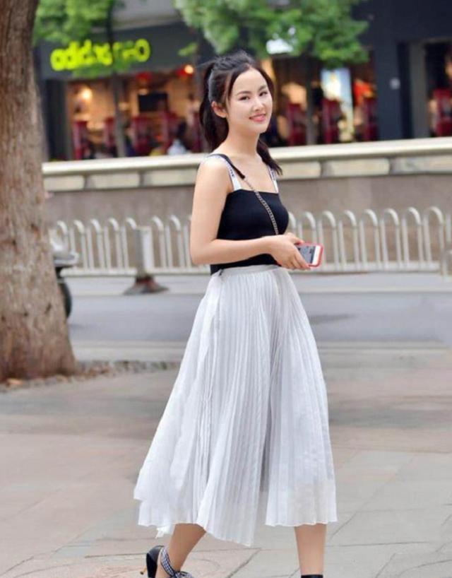 街拍:性感白皙的靓丽美女,细腻皮肤吹弹可破,低胸辣妈