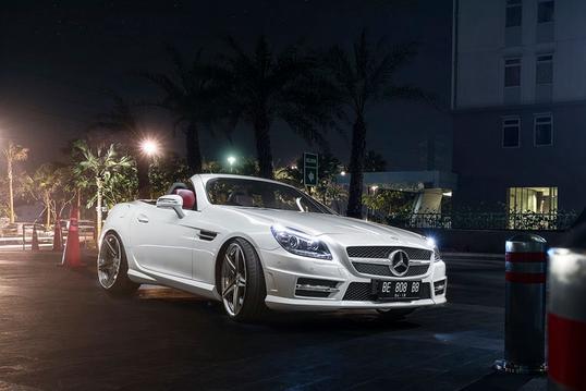 享受敞篷跑车的乐趣！这辆奔驰SLK可以满足你！