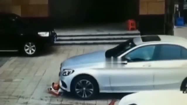 开奔驰交不起元停车费，保安变身人体路障，监控拍下紧张画面！-