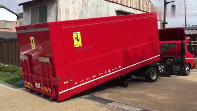 大货车打开车厢门的那一刻，才知道啥叫超级跑车！