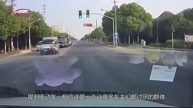电动车刮蹭汽车后想逃跑！司机路怒症瞬间爆发，下一秒悲剧发生了