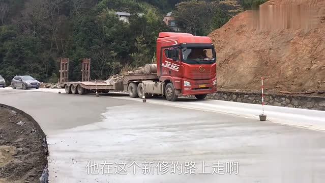 刚修好的路上开来一辆大卡车，你看这车技如何