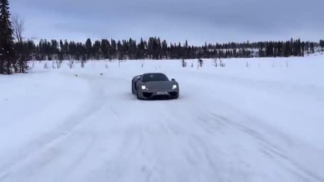 驾驶着法拉利918超级跑车在雪地上玩漂移，快来一睹为快