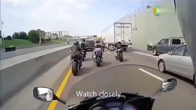 载人摩托手超车失败被大卡车卷入车底