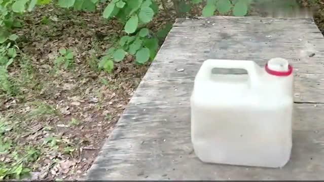 作死大叔将鞭炮放在跑车汽油下，一把火引燃，慢镜头让人震撼！