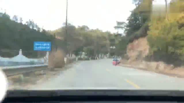 男子开跑车回家，监控拍下过程，牛不牛你自己看