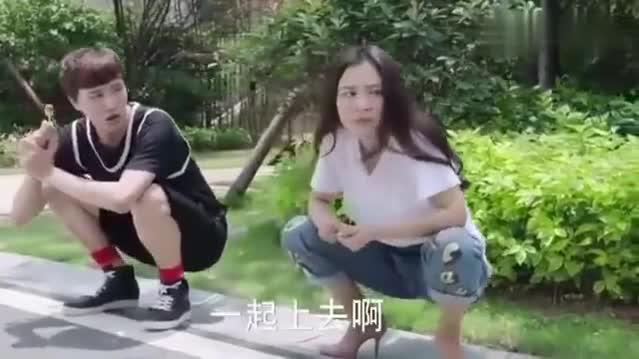 小姑娘说老公没钱，去楼下接人，结果人家开了一辆跑车孝敬老丈人