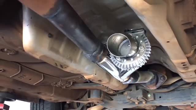 车主花大价钱改装排气管，按下按钮那一刻，声浪比跑车还牛！