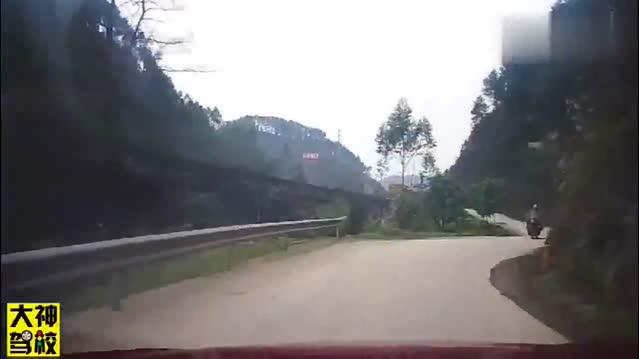 摩托下山人仰马翻，转弯过猛卡车侧翻！