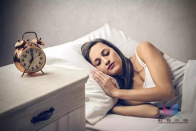 为什么睡觉时身体会突然"抖一下"？多年的疑问总算清楚了