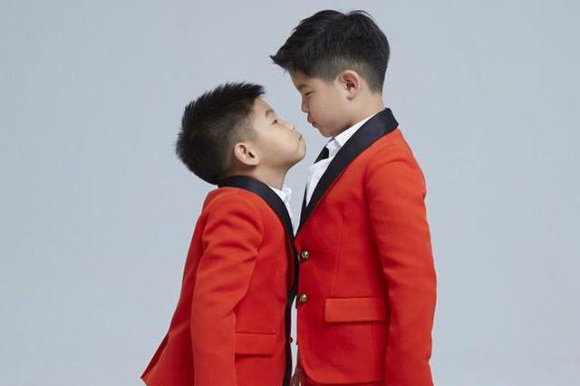 胡可晒两儿子正装照，穿着红色西装的兄弟俩超帅，互相亲吻好有爱