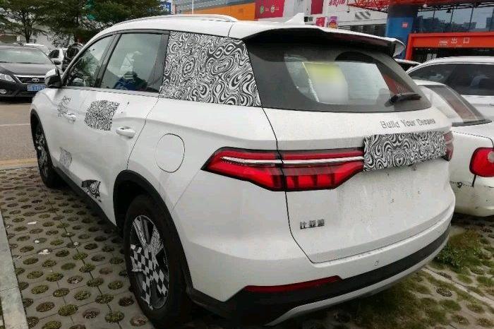 比亚迪宋Pro轻度伪装车亮相，跟唐一样使用Buildyourdreams尾标