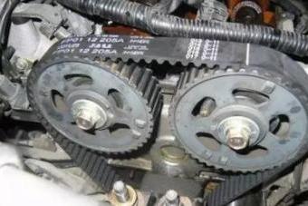 汽车发动机的正时皮带，使用多久更换一次？老司机说出实情！