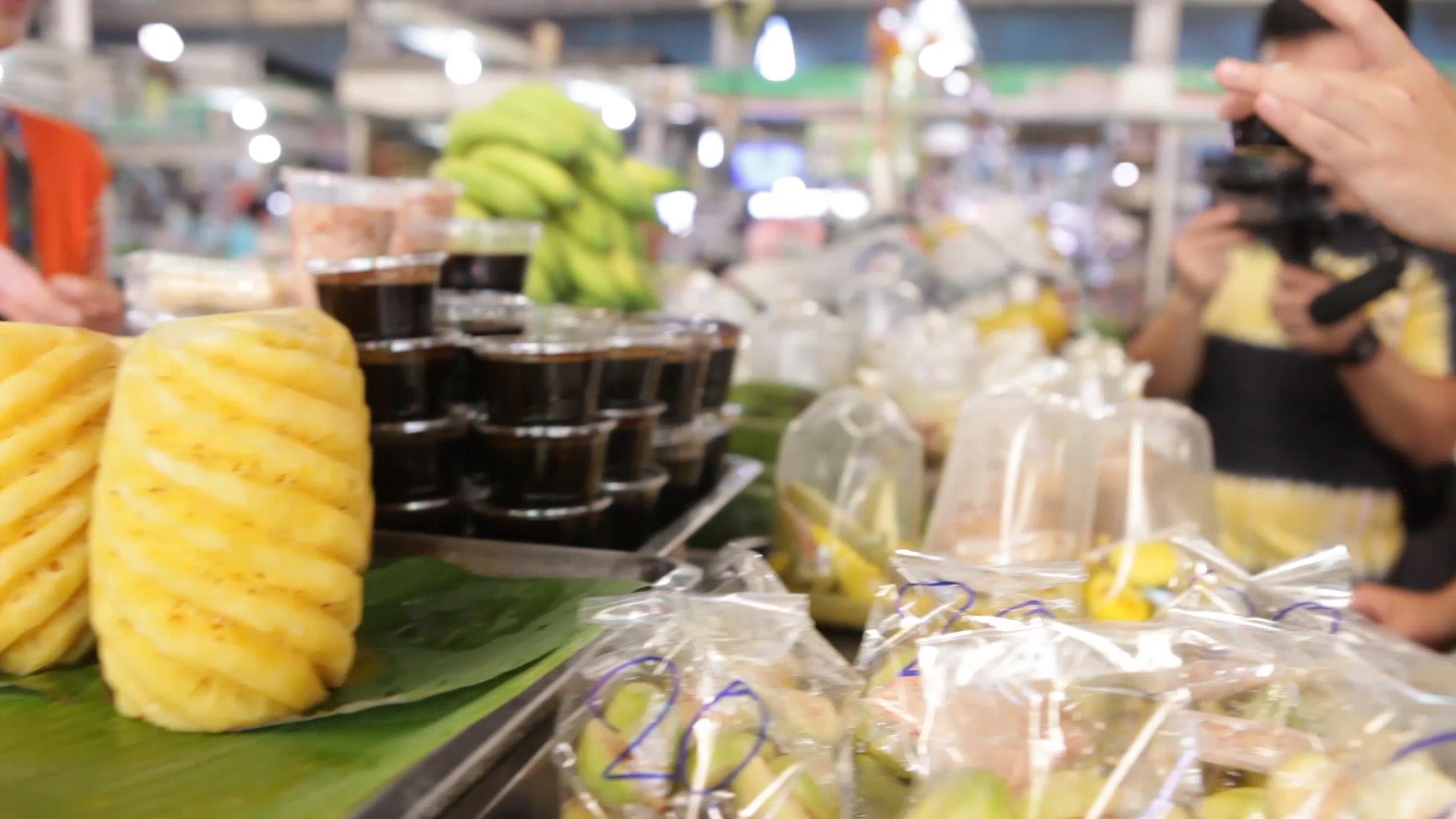 在泰国菜市场花20块钱能买到这么多水果！