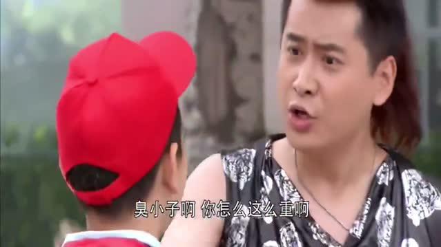 哥哥开跑车来接弟弟回家，弟弟十分开心，他竟想撮合老师和哥哥！