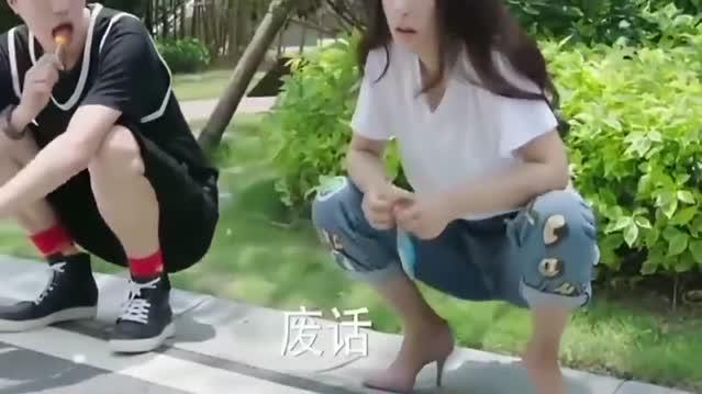 美女明星说老公没钱，不料人家开了一辆跑车来，美女蒙啦