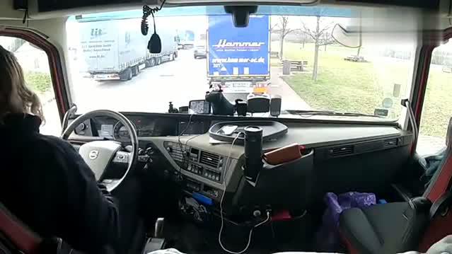 谁说女司机技术不行，看外国美女开大卡车，这驾驶技术如何