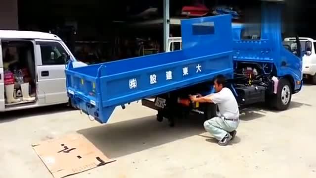 实拍日本卡车运输小型挖掘机，果然很社会！