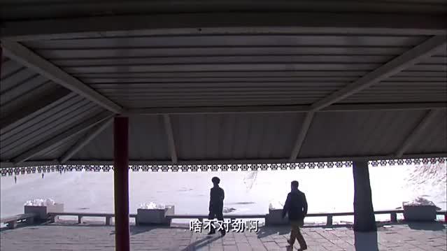 卡车刹车失灵，小伙情急之下脱掉外套用腿压在轮子底下，救了战友