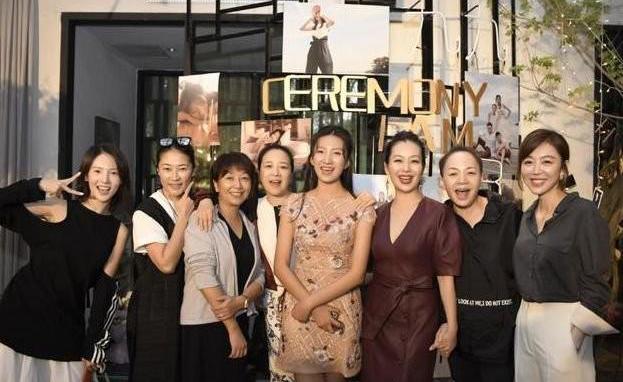 胡军给女儿办18岁成人礼，这阵容超豪华，场面引人羡慕