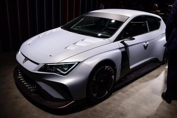 大众小钢炮横空出世，赛车内饰，3.2S破百，680马力配四驱