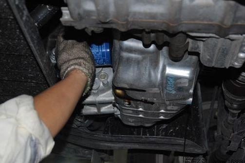 给汽车保养，别只换机油！老司机：这孔顺便清理下，省油动力足！