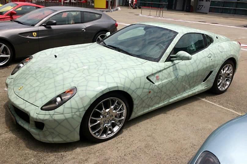 “茶叶蛋”款法拉利，车衣是中国人设计，因车衣令车子价格翻一倍