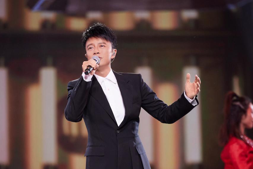 李克勤东方卫视跨年演绎串烧组曲 实力献唱《红日》