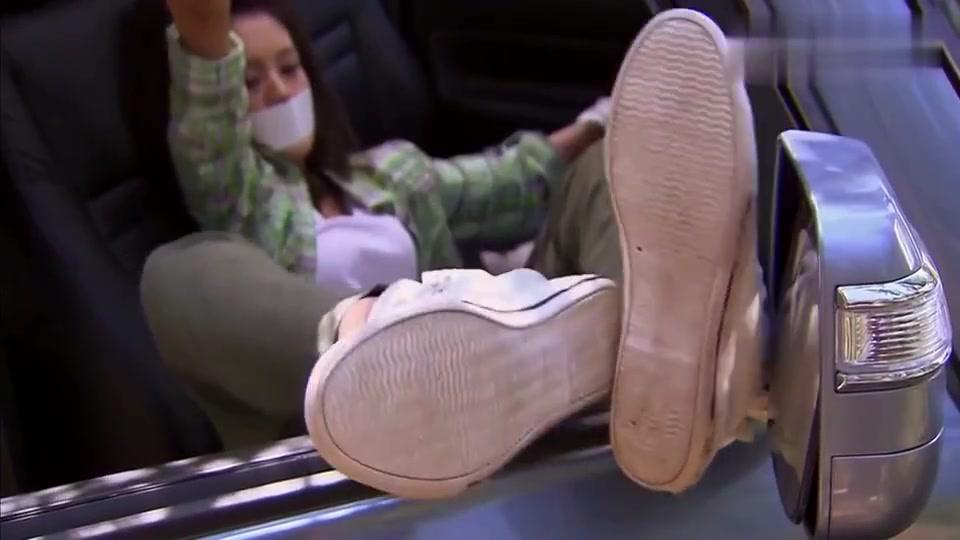 美女被歹徒绑架，用脚丫子逃生！_新浪新闻