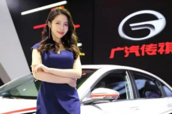经典传祺亮相展会，车模一身蓝色长裙，优雅气质成功抢镜
