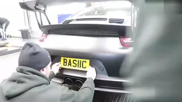 跑车的车牌是怎么装上去的，完全不按套路出牌！