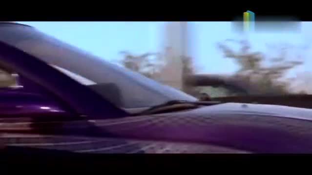 跑车欲从俩大货中间穿过，被碾压成相片，日本车主在笑