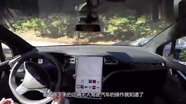 老外第一次乘坐无人驾驶出租车，坐在车后，赞叹不已