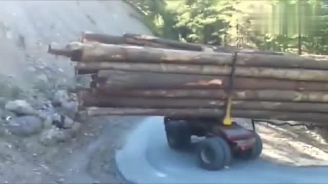 卡车运输米长的原木过弯道，没有年的车技，估计都办不到