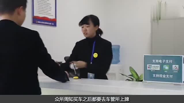 富婆开万豪车去上牌，交警误以为改装车，车管所看到头疼