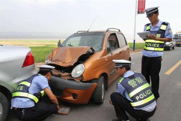 发生事故，应该先找保险还是先报警？顺序搞错了一分钱都不会赔