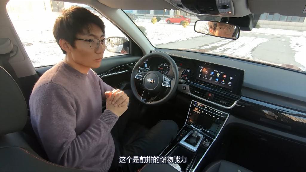 起亚全新一代傲跑空间表现小型SUV能坐几个人