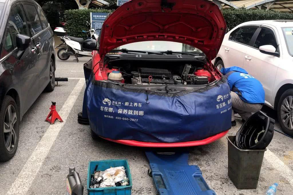 公司停车位就把小保养给做了！汽车上门保养到底靠不靠谱？
