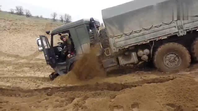 太牛了，多轮驱动的卡车就是给力，轮胎被困，照样能开出来